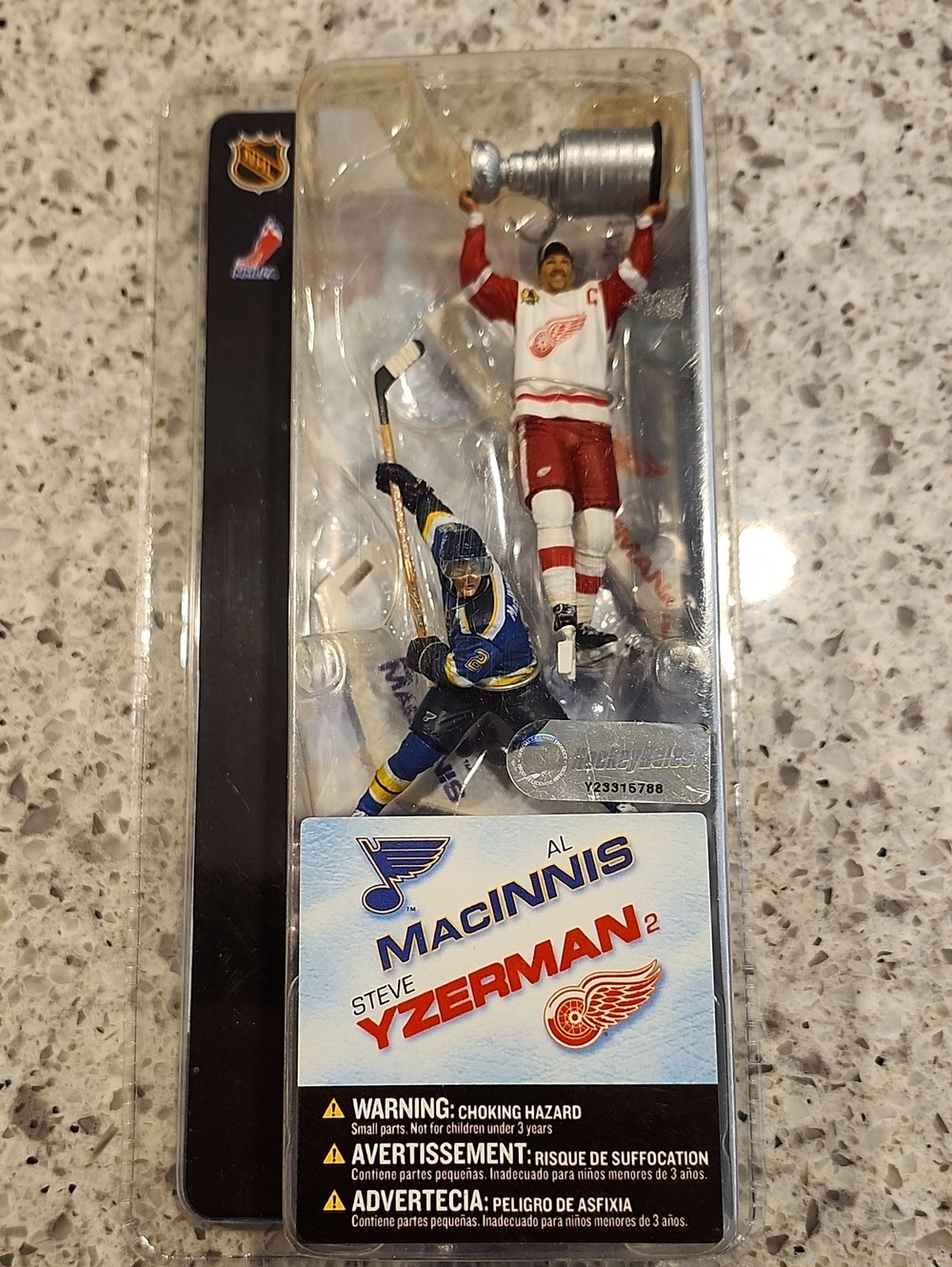 McFarlane NHL Al MacInnis & Steve Yzerman Figure Set - Blues/Red Wings